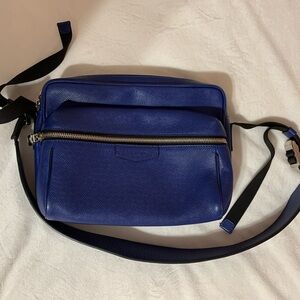 Louis Vuitton taiga outdoor messenger blue